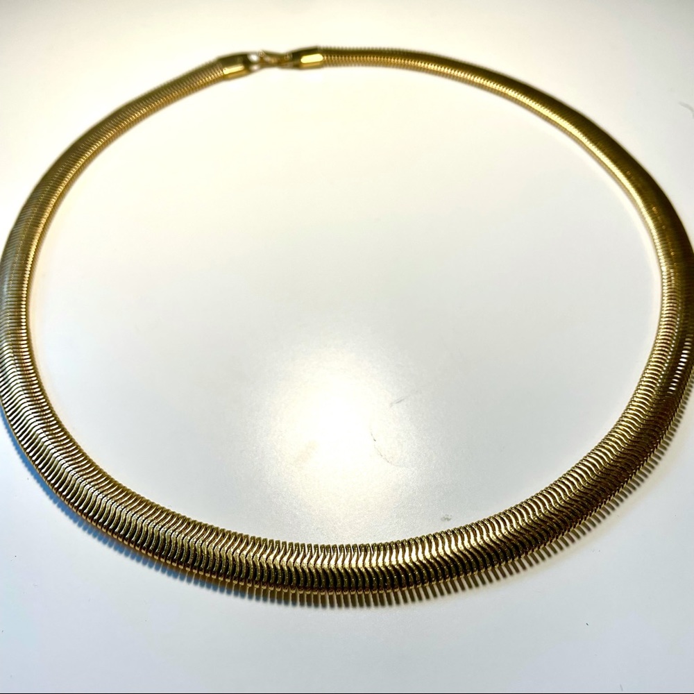 Gold tone fluid necklace